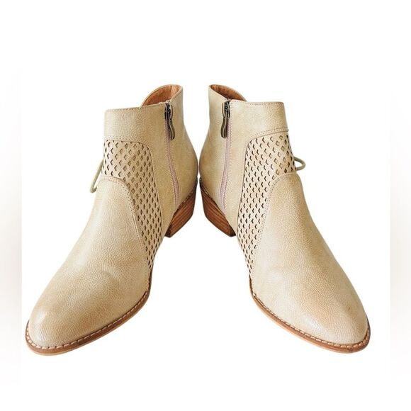 Beast Fashion Women's Beige/ light tan lace up Ankle Boots size 8. - Picture 1 of 7